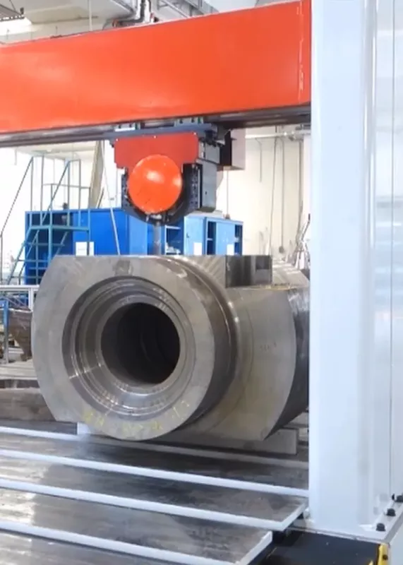 Automatyczny portalowy twardościomierz Brinella AFFRI Easy Portal 3000 podczas pomiaru masywnego detalu