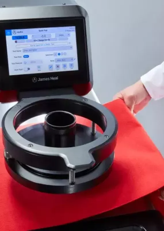 Tester przepuszczalności powietrza AirPro podczas badania dużej próbki tkaniny