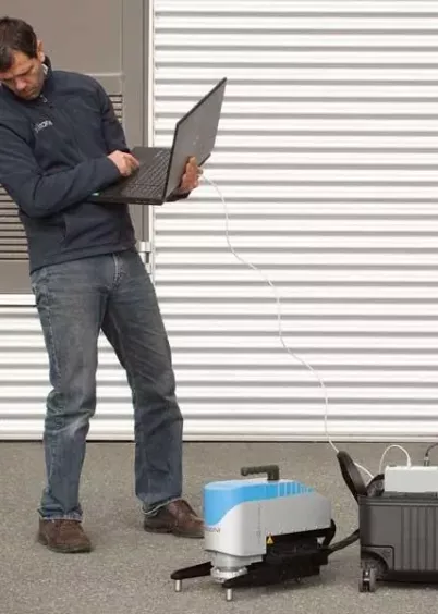 Operator obsługuje mobilny system Alicona IF-PortableRL do pomiaru chropowatości i&nbsp;kształtu 2D/3D w&nbsp;terenie