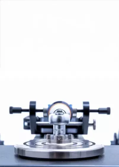 Uchwyt i&nbsp;tarcza pomiarowa w&nbsp;kalibratorze momentu obrotowego Alluris TTT-300