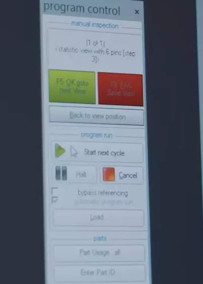 Inżynier analizujący obrazy rentgenowskie na ekranie