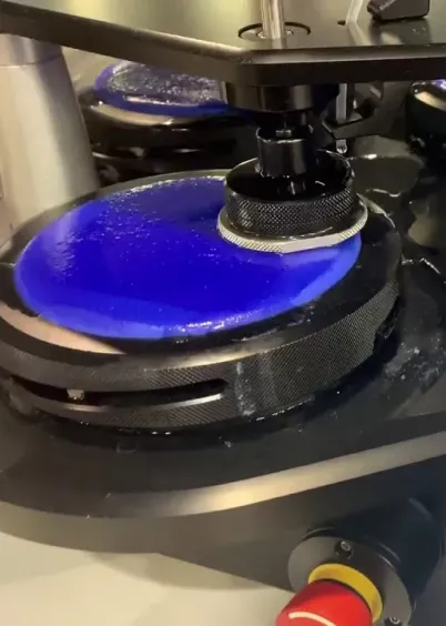 Uruchomiony test ścieralności na mokro na kilku stanowiskach urządzenia AquAbrasion