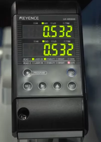 Panel czujnika laserowego KEYENCE LK-HD500 wykorzystywanego w&nbsp;systemie AreX do precyzyjnego pozycjonowania próbki