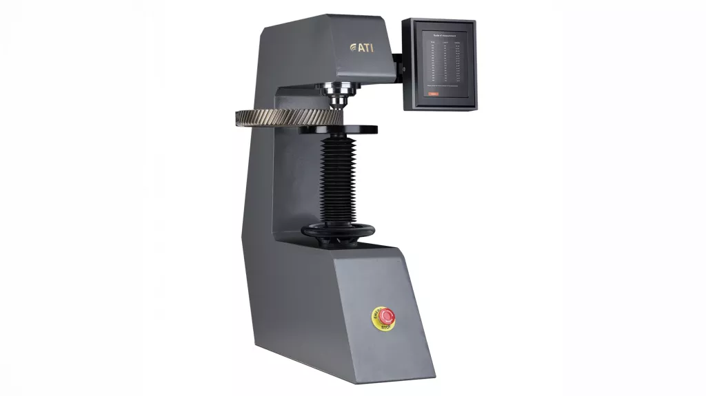Automatyczny twardościomierz Rockwella ATI RS – widok urządzenia z&nbsp;panelem sterowania