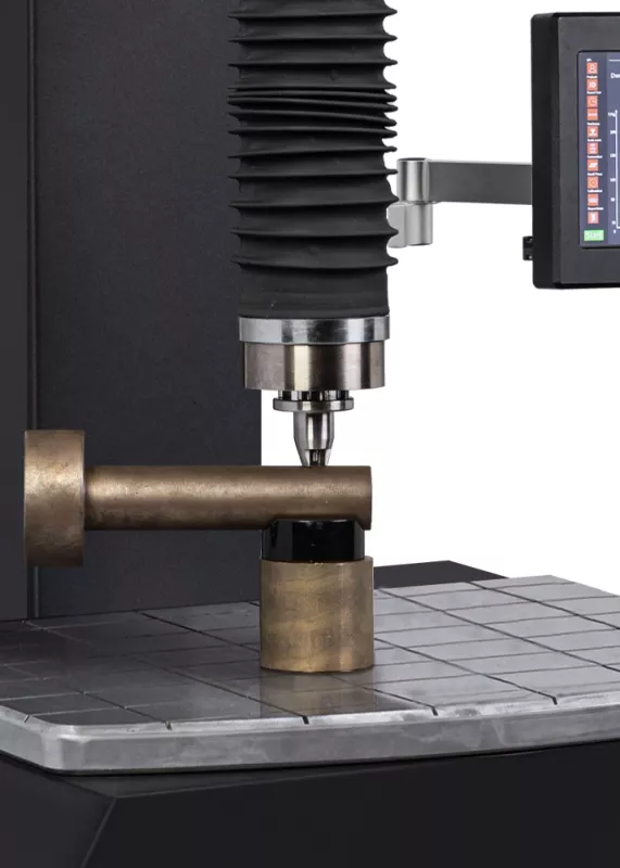 Automatyczny pomiar twardości Rockwella – ATI HTR z&nbsp;uchwytem do detali