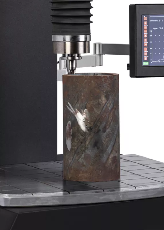 Pomiar twardości Rockwella na próbce cylindrycznej – ATI HTR