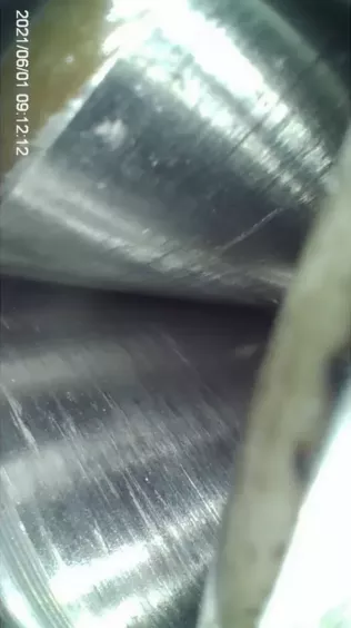 Ujęcie z&nbsp;boroskopu RVI Infinity Innovation przedstawiające gładką, polerowaną powierzchnię walcową wewnątrz podzespołu.