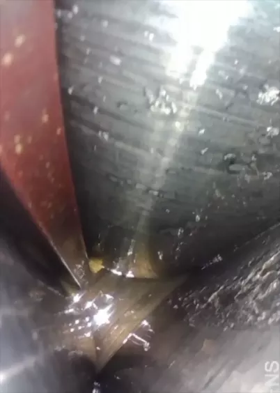 Zbliżenie z&nbsp;boroskopu RVI Infinity Innovation pokazujące szczelinę między elementami metalowymi podczas kontroli jakości.