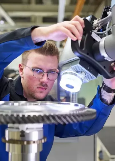 Cobot Bruker Alicona przystosowany do pracy wielu operatorów – optyczny system pomiarowy 3D