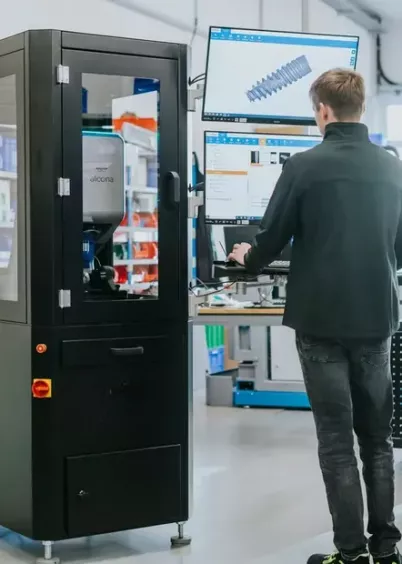 Operator wykonuje pomiar 3D detalu na hali produkcyjnej z&nbsp;urządzeniem Bruker Alicona FocusX