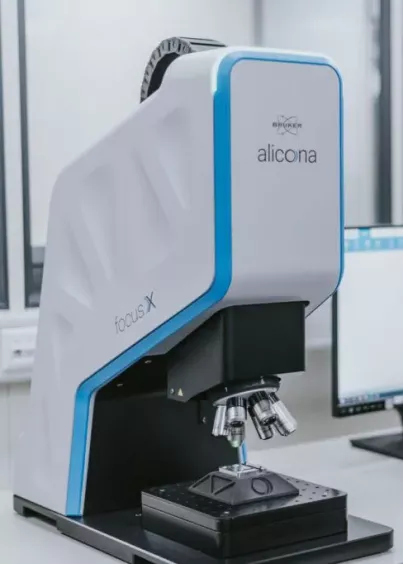 System pomiarowy 3D Bruker Alicona FocusX przy komputerze – kontrola jakości detali