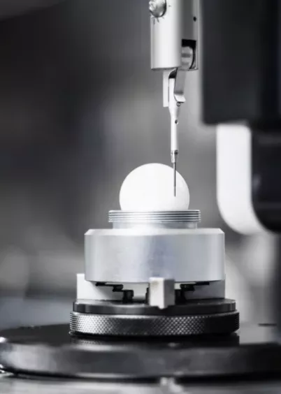 Kalibracja maszyny pomiarowej Formline F900 przy użyciu wzorca kuli