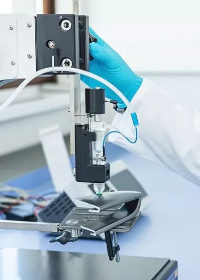 Operator wykonuje pomiar grubości powłok na stanowisku COULOSCOPE CMS2