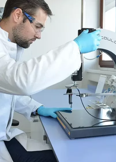 Operator wykonuje pomiar grubości powłok na stanowisku COULOSCOPE CMS2