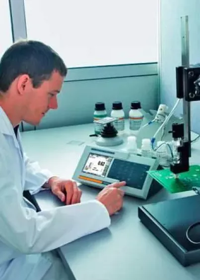 Widok oprogramowania COULOSCOPE CMS2 z&nbsp;wykresami i&nbsp;wynikami pomiarów grubości powłok