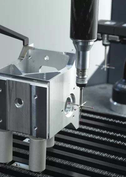 Zbliżenie na sondę pomiarową Renishaw zamontowaną w&nbsp;maszynie współrzędnościowej Deltron CMM