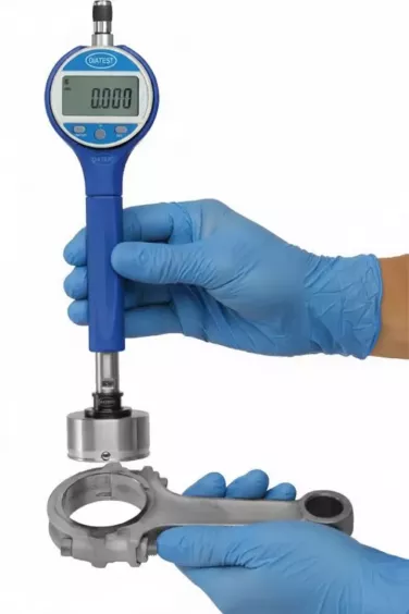 Pomiar średnicy wewnętrznej korbowodu średnicówką DIATEST BMD – wysoka dokładność.