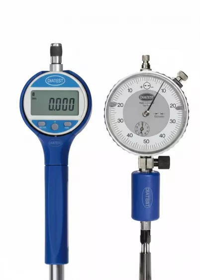 Porównanie wskaźników Diatest: cyfrowy i&nbsp;zegarowy stosowane w&nbsp;przyrządach do pomiaru kół zębatych.