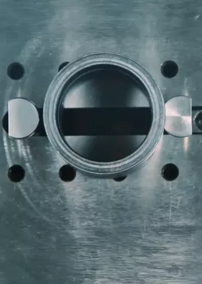 Zbliżenie na chwyt i&nbsp;bazowanie pierścienia na stole DIA-COME