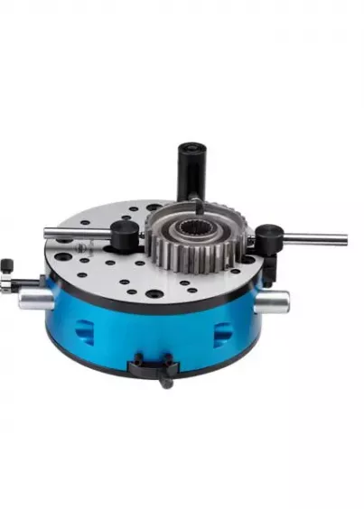 Zbliżenie na końcówkę stożkową mierzącą koło zębate na stole DIA-COME