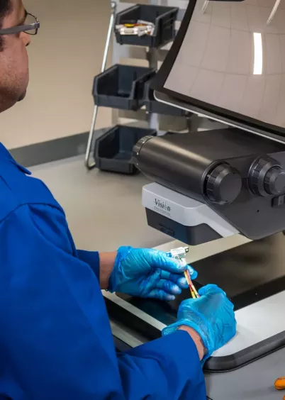 Operator korzysta z&nbsp;mikroskopu 3D FHD DRV-Z1 do precyzyjnej inspekcji złączy elektronicznych w&nbsp;procesie kontroli jakości