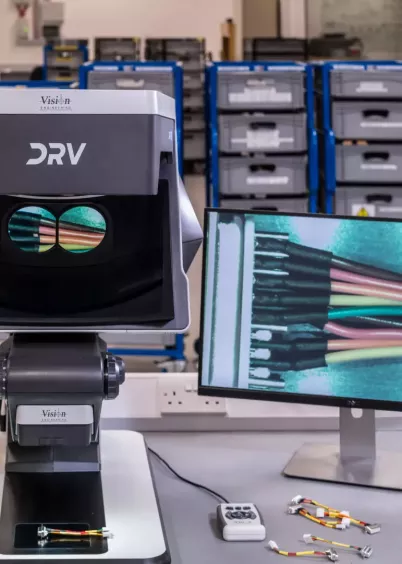 Mikroskop 3D FHD DRV-Z1 z&nbsp;obrazem inspekcyjnym wyświetlonym na monitorze podczas kontroli jakości wiązek kablowych