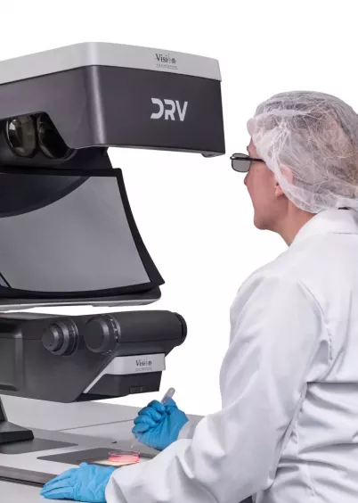 Mikroskop 3D FHD DRV-Z1 na stanowisku badawczym w&nbsp;laboratorium medycznym podczas kontroli próbek w&nbsp;szalce Petriego