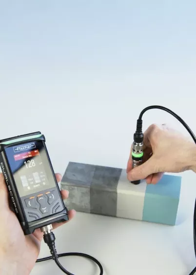 Ręczny miernik grubości powłok DMP 10-20 Helmut Fischer podłączony do komputera podczas pomiaru grubości lakieru