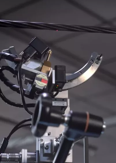 Laserowe pozycjonowanie próbki w&nbsp;przenośnym dyfraktometrze Theta-Theta EDGE (GNR) ułatwiające szybkie i&nbsp;precyzyjne ustawienie miejsca pomiaru.