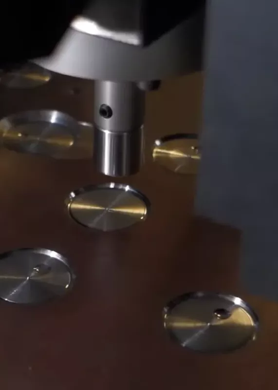 Wciskanie wgłębnika podczas badania twardości Brinella na twardościomierzu Easy Flag 3000 ATI