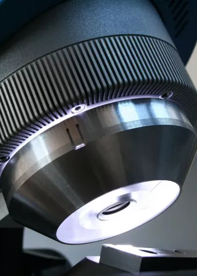 Zbliżenie na obiektyw i&nbsp;ring light w&nbsp;optycznym urządzeniu pomiarowym Alicona EdgeMaster