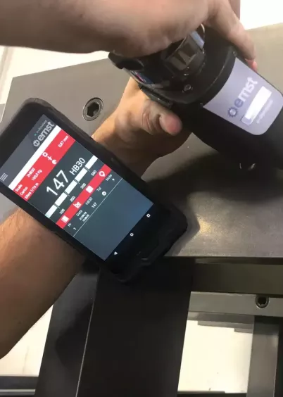 e-Dynatest Ernst w&nbsp;użyciu – ręczny pomiar twardości i&nbsp;odczyt wyniku na tablecie