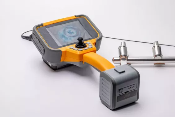 RVI Inspector Pro – widok boczny z ekranem i panelem sterowania z joystickiem