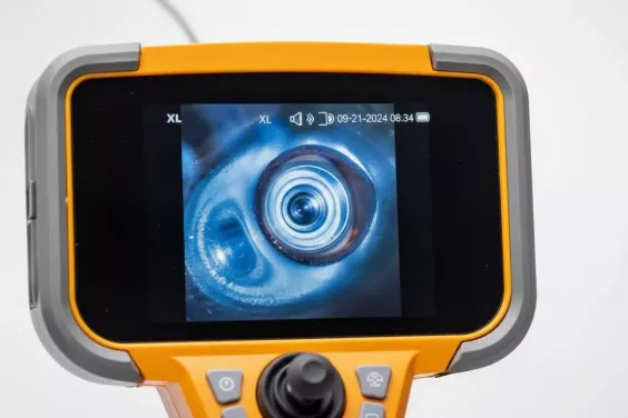 Zbliżenie na ekran FHD endoskopu RVI Inspector Touch; na wyświetlaczu obraz z&nbsp;sondy, widoczne przyciski i&nbsp;fragment joysticka.