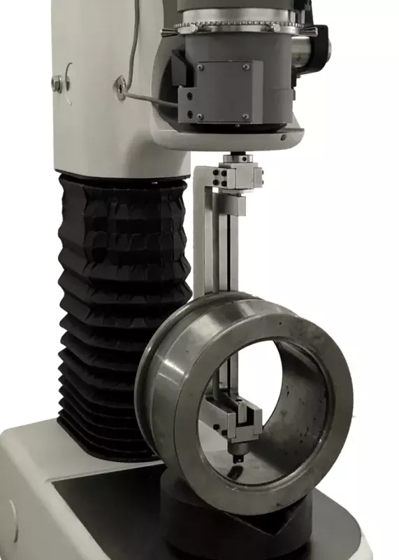 Pomiar twardości wewnątrz otworu pierścienia przy użyciu Ernst AT250