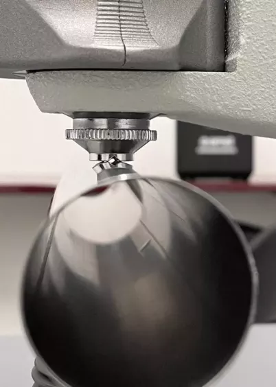 Zbliżenie wgłębnika twardościomierza Ernst Computest LITE podczas pomiaru