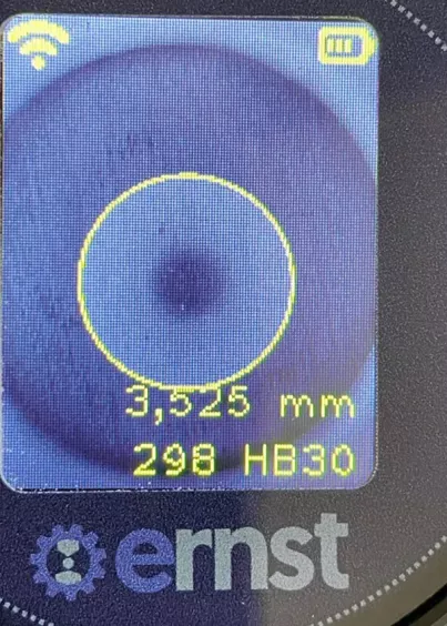 Ernst e-Brio WL – ekran z&nbsp;wynikiem pomiaru twardości Brinella HB30 i&nbsp;średnicą odcisku