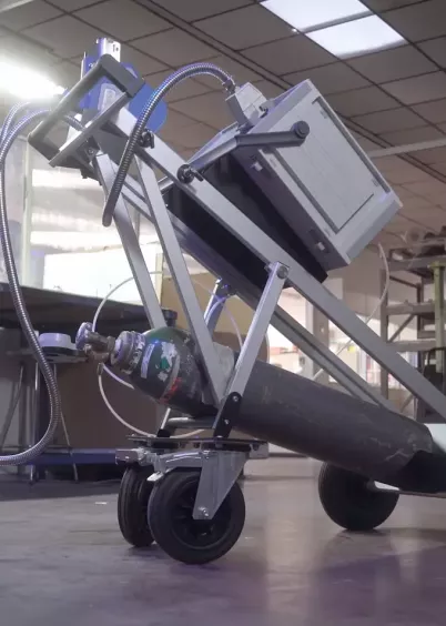 ESAPORT PLUS mobilny spektrometr iskrowy podczas pracy w&nbsp;zakładzie produkcyjnym