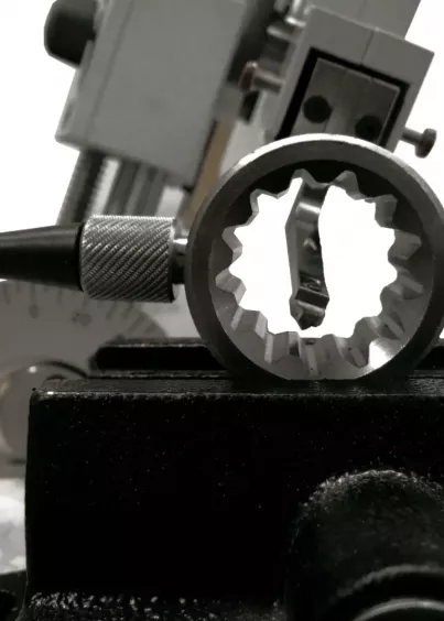 Pomiar twardości wewnątrz elementu (wielowypust) przy użyciu Esatest MTR-X Ernst