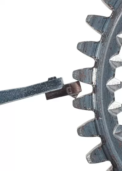 Zbliżenie wgłębnika w&nbsp;twardościomierzu Esatest MTR-X Ernst podczas pomiaru twardości zęba