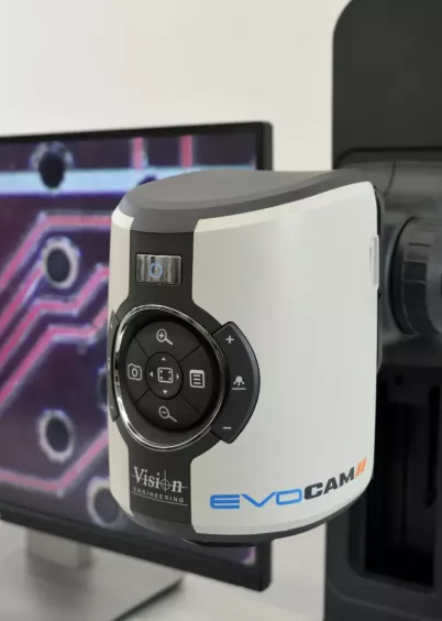 Mikroskop inspekcyjny EVO Cam II podczas inspekcji płytki PCB – kontrola jakości elektroniki