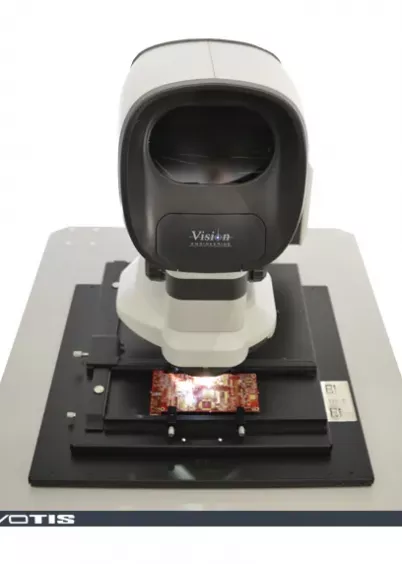 Widok z&nbsp;przodu mikroskopu Evotis Lynx EVO podczas inspekcji płytki PCB