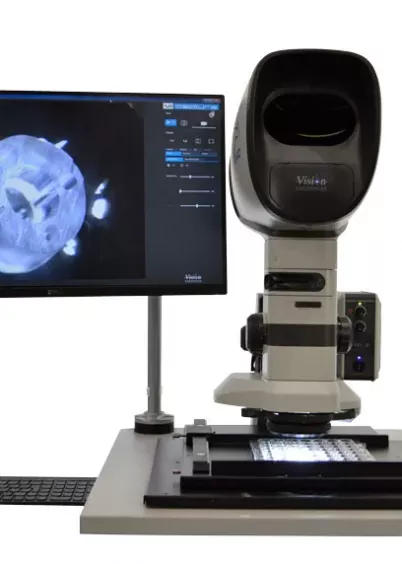 Stanowisko inspekcyjne Evotis Lynx EVO z&nbsp;monitorem i&nbsp;stolikiem pomiarowym do kontroli płytek PCB