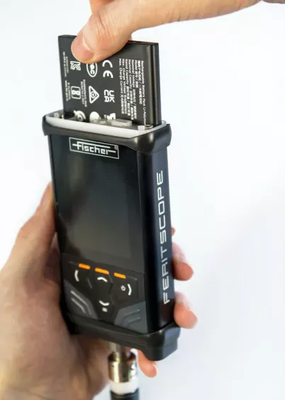 Wkładanie wymiennej baterii do miernika FERITSCOPE DMP30