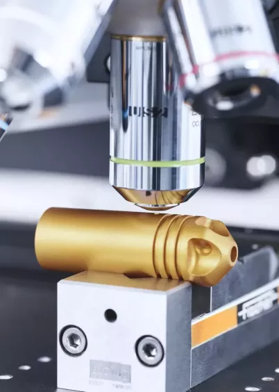 Zbliżenie na pomiar nanotwardości w&nbsp;urządzeniu FISCHERSCOPE HM2000