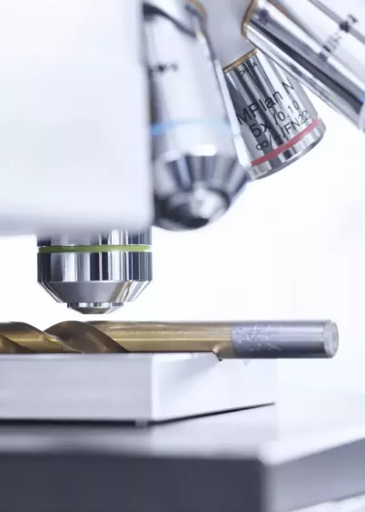 Zbliżenie na pomiar twardości wiertła w&nbsp;twardościomierzu FISCHERSCOPE HM2000