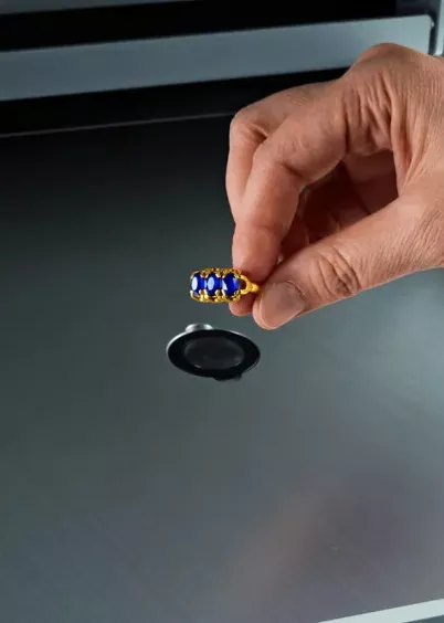 Pomiar pierścionka spektrometrem FISCHERSCOPE X-RAY XAN 250/252 – analiza powłoki i&nbsp;składu