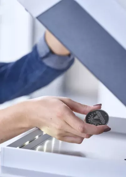 Pomiar próbki spektrometrem FISCHERSCOPE X-RAY XAN 250/252 na stole pomiarowym