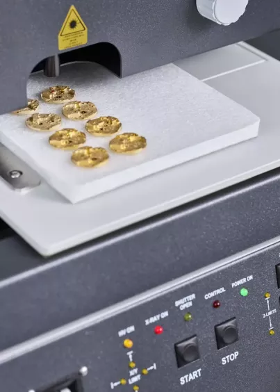 Próbki na stoliku pomiarowym w&nbsp;spektrometrze XRF Fischerscope X-RAY XDAL 600