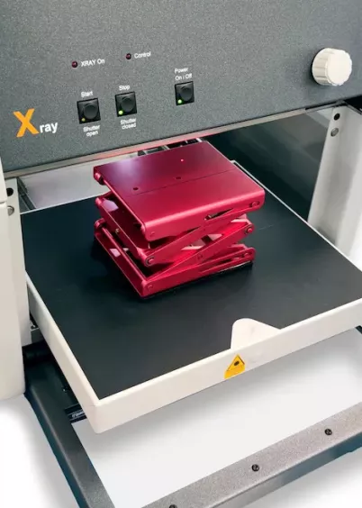 Stolik nożycowy w&nbsp;komorze pomiarowej Fischerscope X-RAY XDAL 600